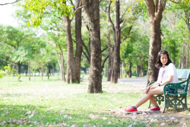 Bankta oturan kadın