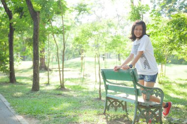 bir taburede duran kadın.