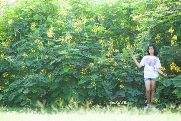 Chica asiática y flor amarilla . — Foto de Stock