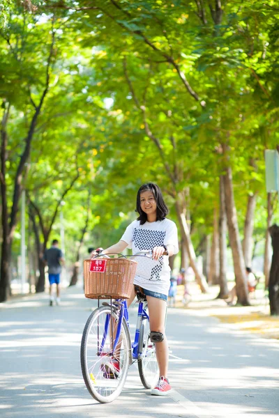 Ung kvinna cykling. — Stockfoto