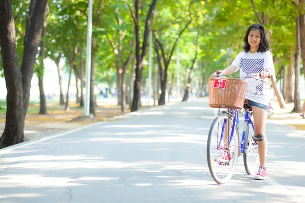 若い女性の自転車に乗ること. — ストック写真