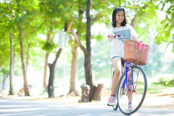 Ung kvinna cykling. — Stockfoto