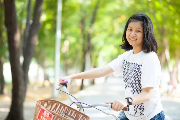 Jovem mulher de bicicleta . — Fotografia de Stock