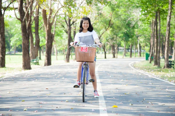 Молодая женщина на велосипеде . — стоковое фото