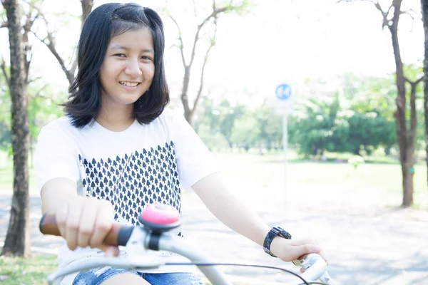 Giovane donna in bicicletta . — Foto Stock