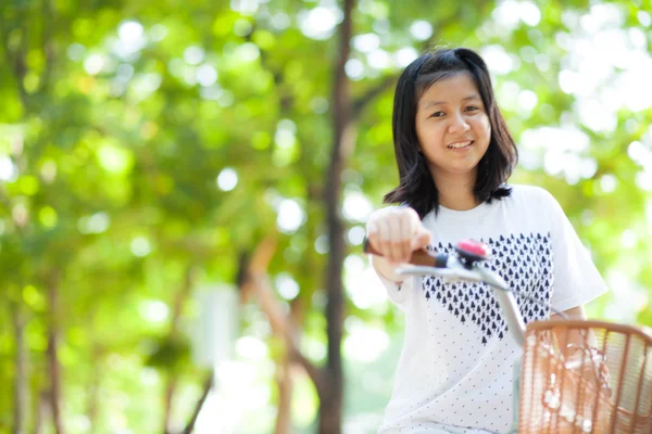 年轻女子骑自行车. — 图库照片