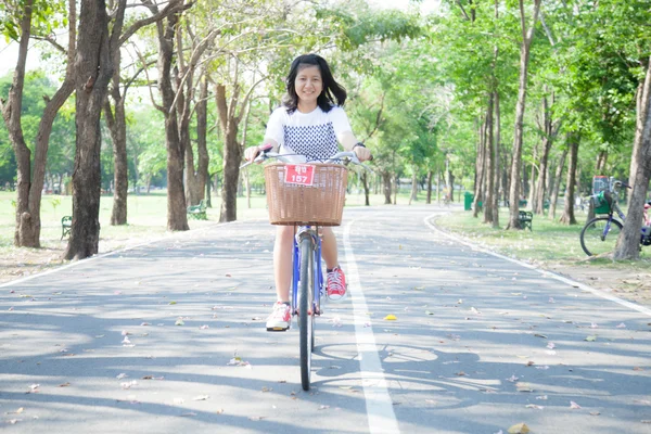 年轻女子骑自行车. — 图库照片