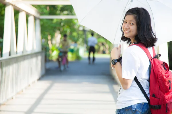 Jeune femme tenant un parapluie blanc . — Photo