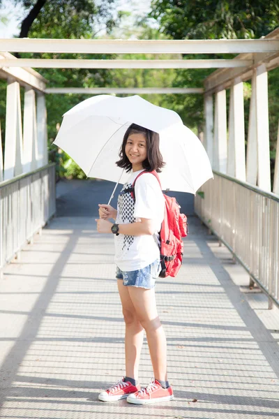 年轻女子持有一把白色的伞. — 图库照片