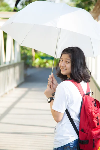 Jeune femme tenant un parapluie blanc . — Photo