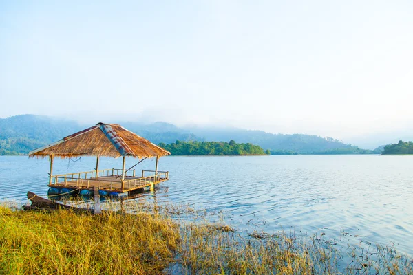 Edge of Lake cottage. — Stock Photo, Image