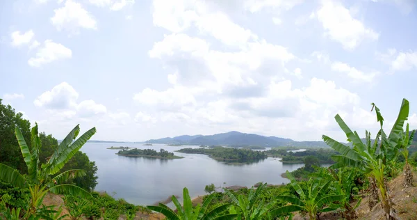 Vue panoramique sur le lac . — Photo