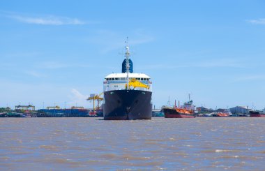 büyük kargo gemisi.