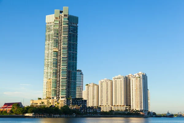 Condominios y rascacielos . — Foto de Stock