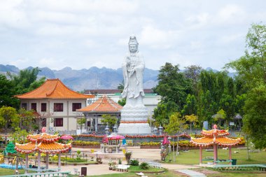 guan yin, büyük taş oyma.