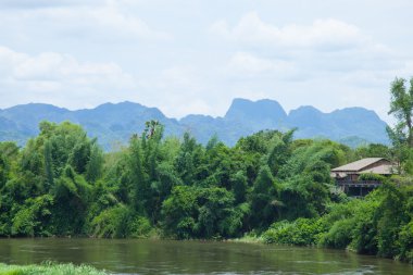bitişik nehir ve orman beldesidir.