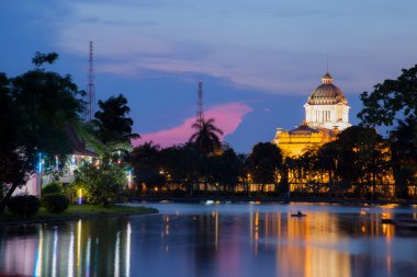 havuzda Hayvanat Bahçesi.