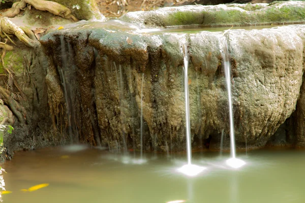 Vattenfall och stenar. — Stockfoto