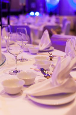 yemek masası ve malzemeleri.