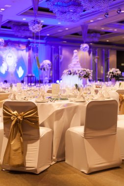 yemek masası ve malzemeleri.