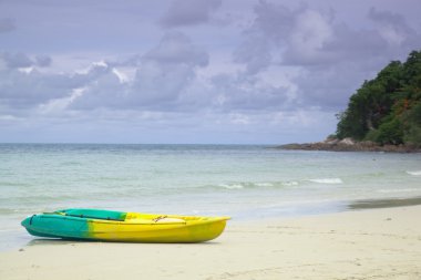 plaj kum üzerinde tekne demirleyen.