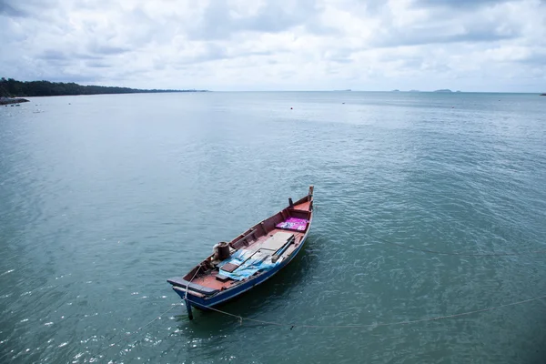 Bateaux de pêche amarrés en mer . — Photo