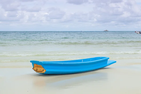 Bateau bleu sur la plage de sable . — Photo