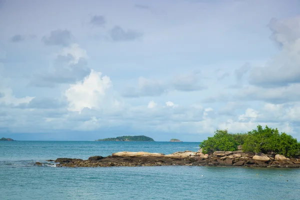 Rotsen uitbreiding van offshore. — Stockfoto