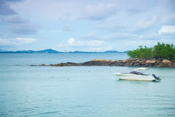 Bateau amarré en mer . — Photo