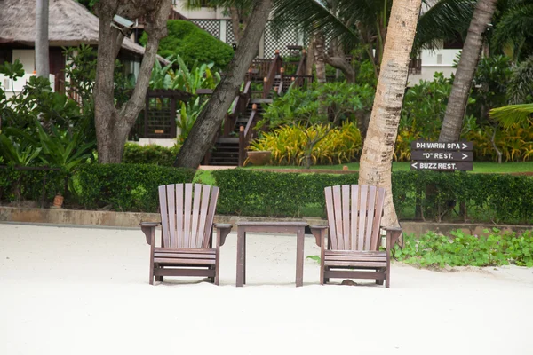 Twee houten stoelen. op het strand. — Stockfoto