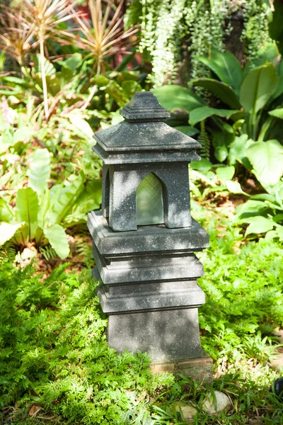 Lanterna de pedra decorada no jardim . — Fotografia de Stock