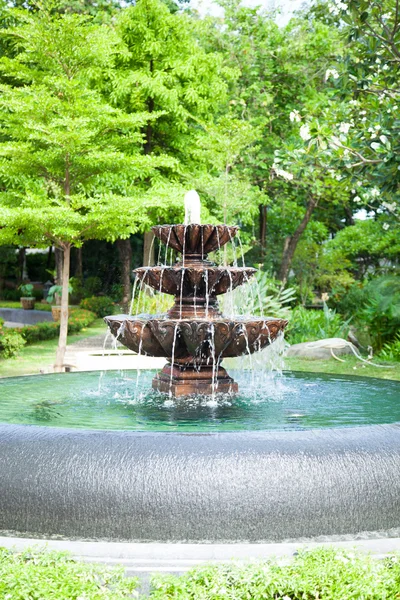 Brunnen im Garten. — Stockfoto