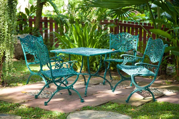 Chairs and tables, located in the garden. — Stock Photo, Image