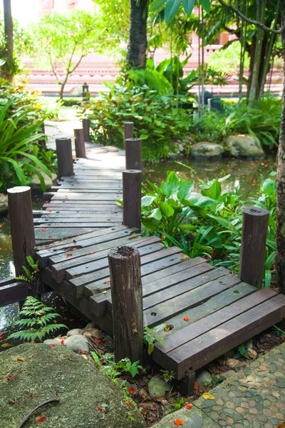 Houten brug in het park. — Stockfoto