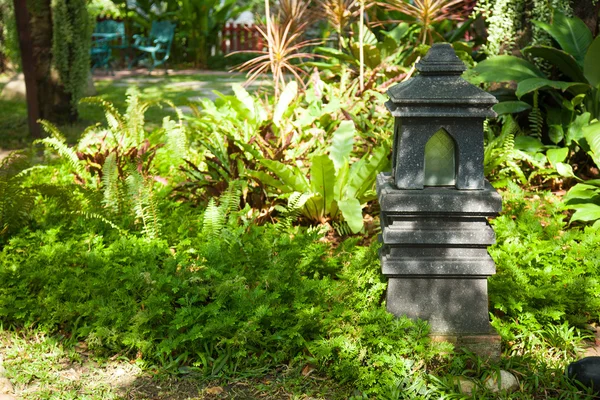 Lanterna de pedra decorada no jardim . — Fotografia de Stock