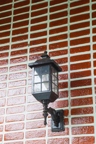 Лампа на стене. — стоковое фото