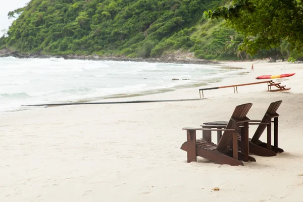 Sedie in legno sulla spiaggia. — Foto Stock