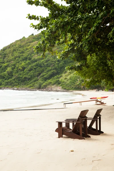 Chaises en bois sur la plage. — Photo