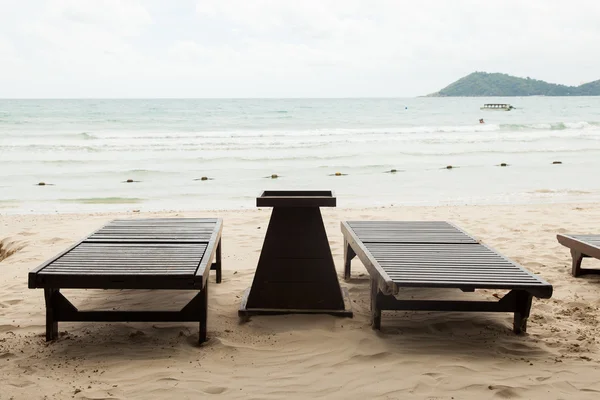 Wooden bed on the beach. — Stock Photo, Image