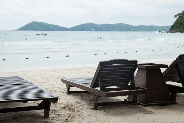 Lit en bois sur la plage . — Photo