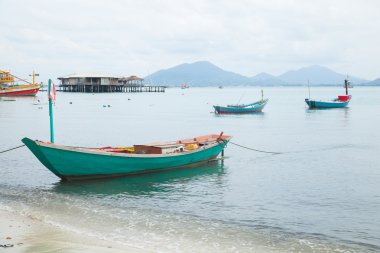 balıkçı tekneleri sahilinde demirli.