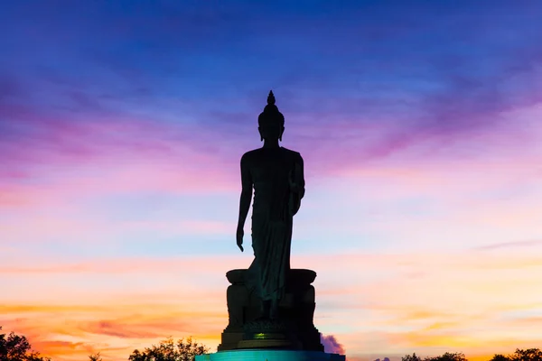 Big buddha på kvällarna. — Stockfoto