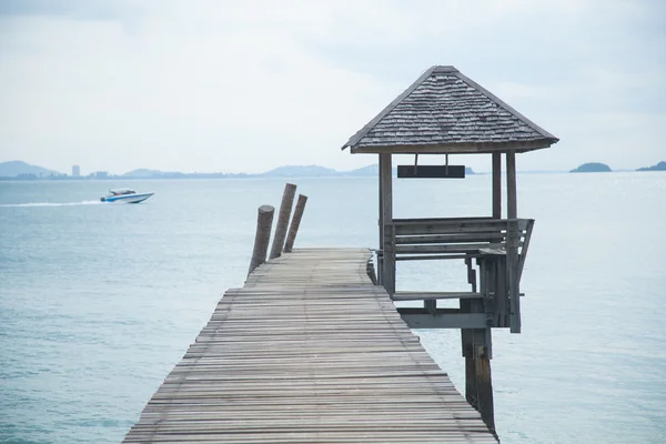 Puente de madera en el mar . — Foto de Stock