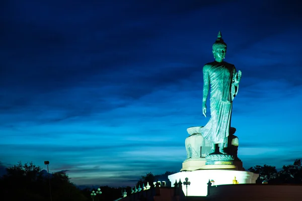 Великий Будда вечорами . — стокове фото