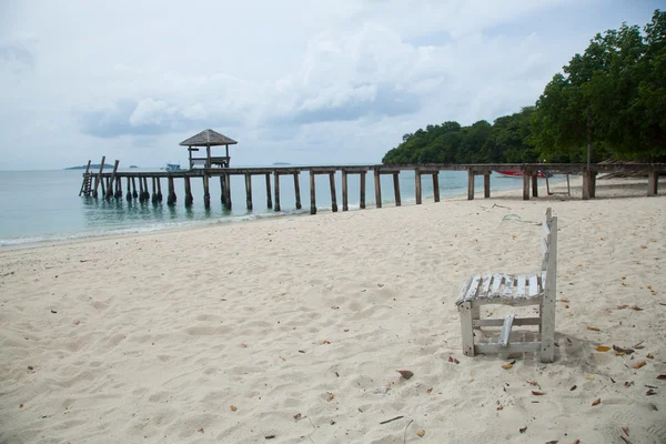 Biały plaży drewniane krzesło. — Zdjęcie stockowe