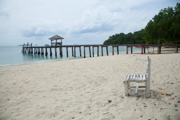 Silla de playa de madera blanca . —  Fotos de Stock