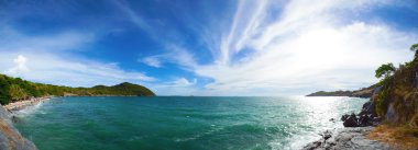 Panorama plaj deniz ve gökyüzü.