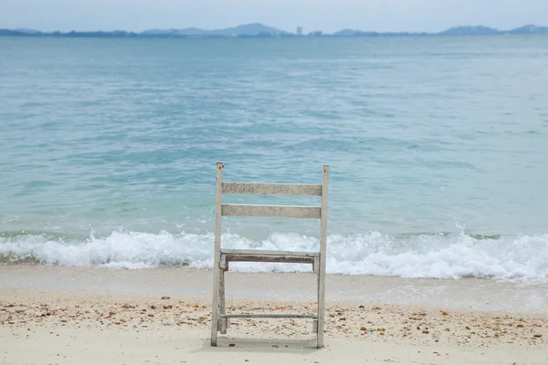 Белый деревянный стул . — стоковое фото