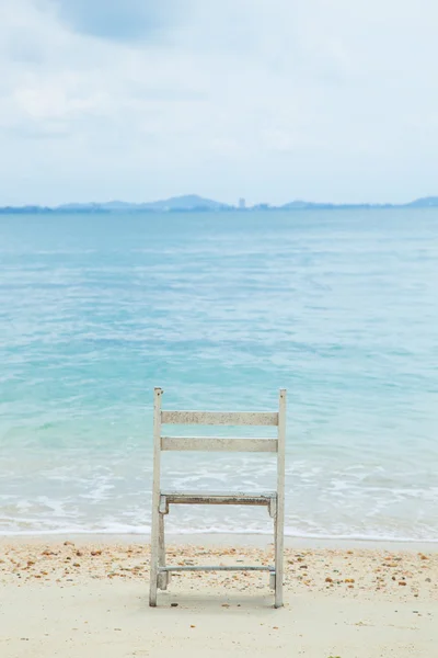 Beyaz ahşap sandalye. — Stok fotoğraf