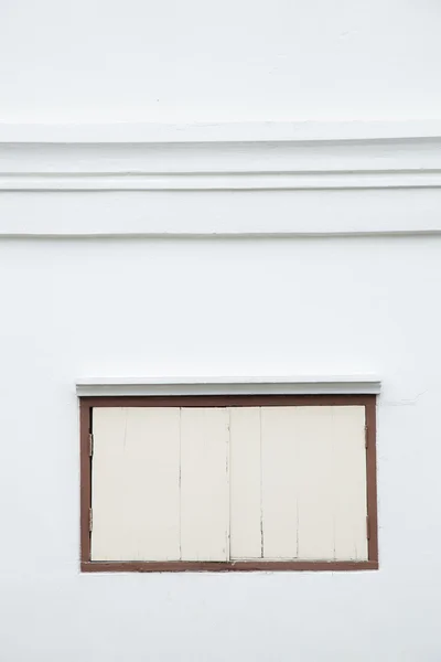 Altes Fenster an einer weißen Wand. — Stockfoto